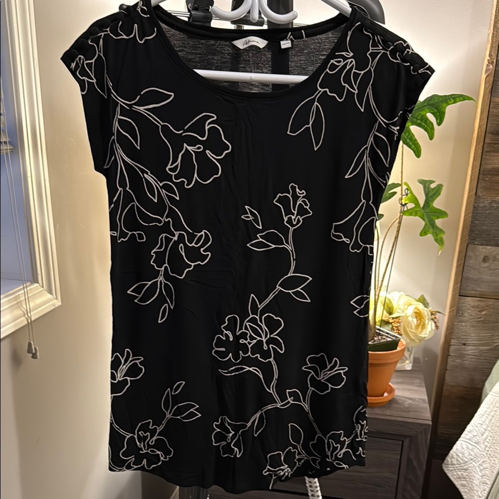 Reitmans Black Cap Sleeve Blouse with Elegant Botanical Design